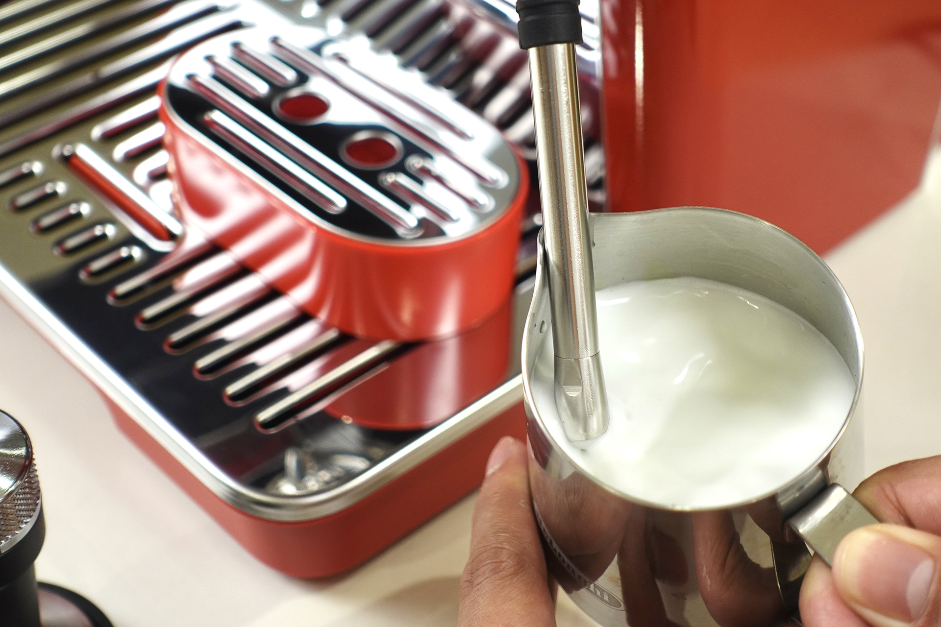 delonghi_pump_espresso_coffee_machine_la_specialista_arte_red_9155.r_milk